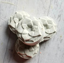 Load image into Gallery viewer, Lotus Shower Bombs